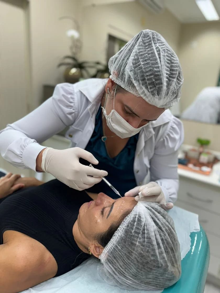 Bianca aplicando tratamento estético